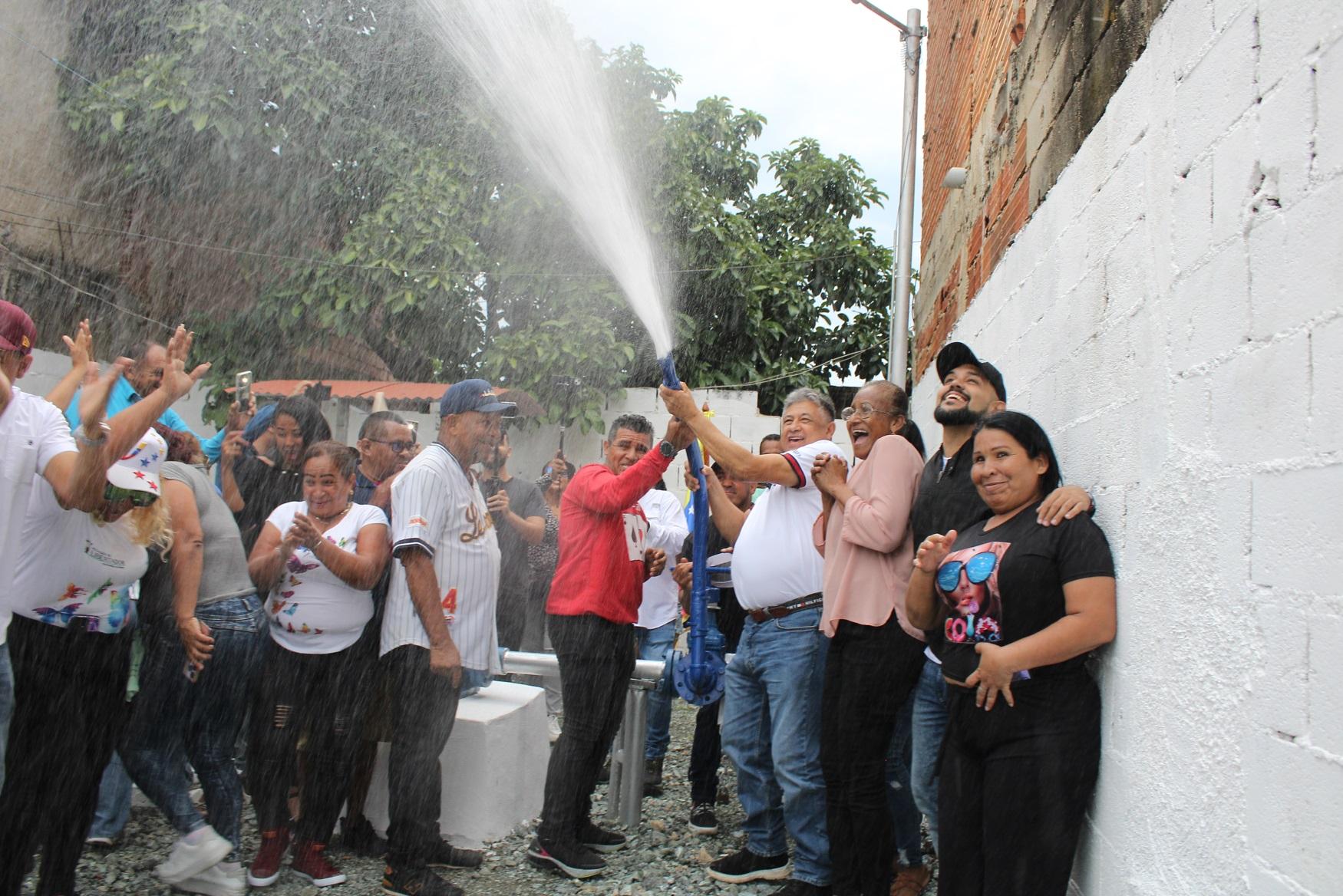 Candidato a la alcaldía inagurando un pozo de agua en Palo Negro.