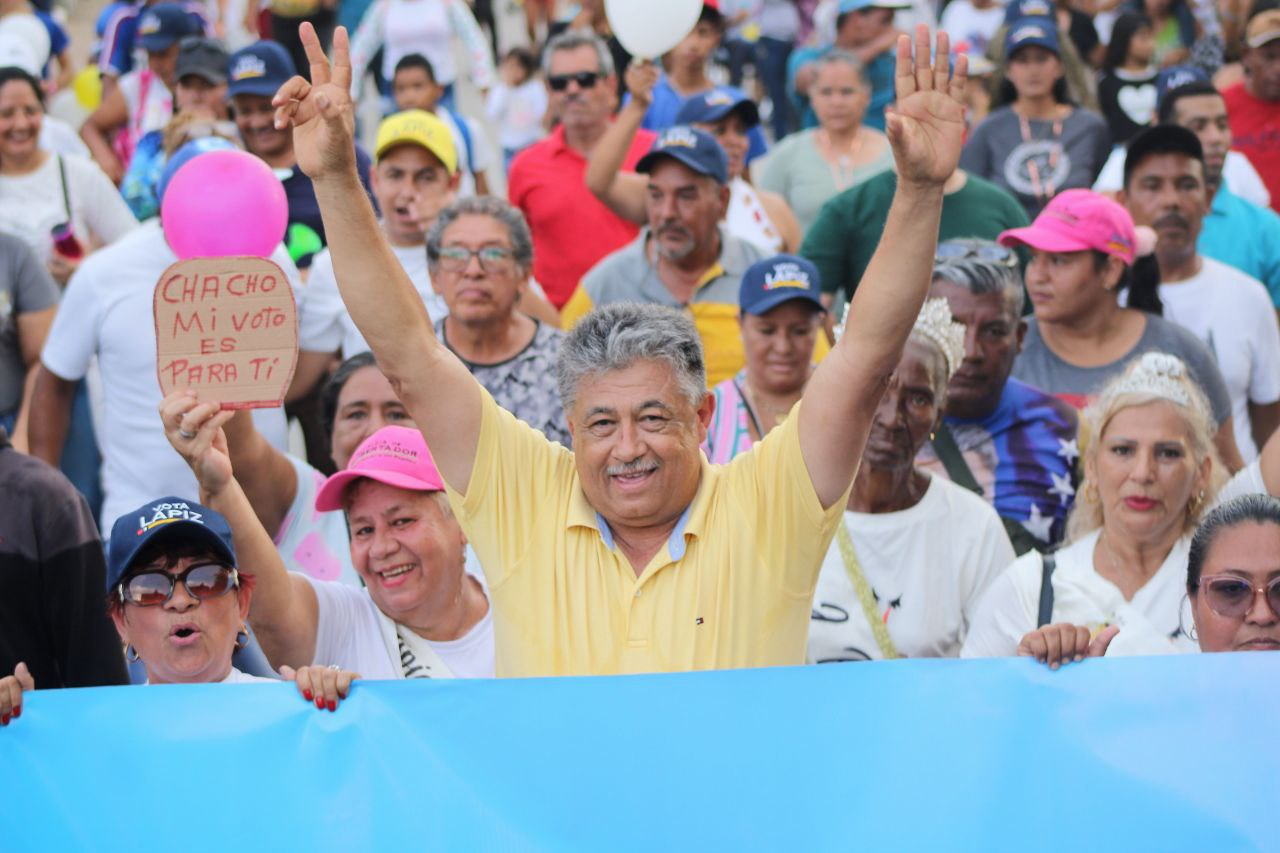 Candidato a la alcaldía sonriendo en un evento comunitario en Palo Negro.