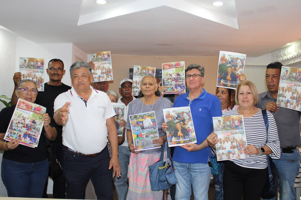 Familias recibiendo títulos de propiedad